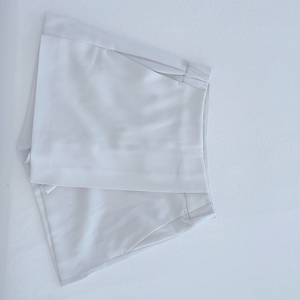 Aritzia Babaton White Skort